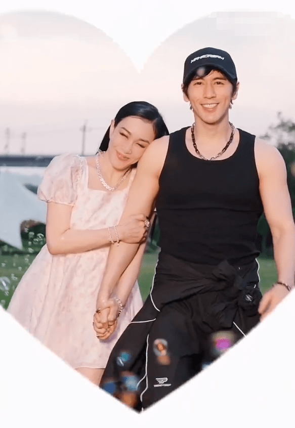 520驾到:钟丽缇张伦硕一起同框,亲密依偎在老公肩头!
