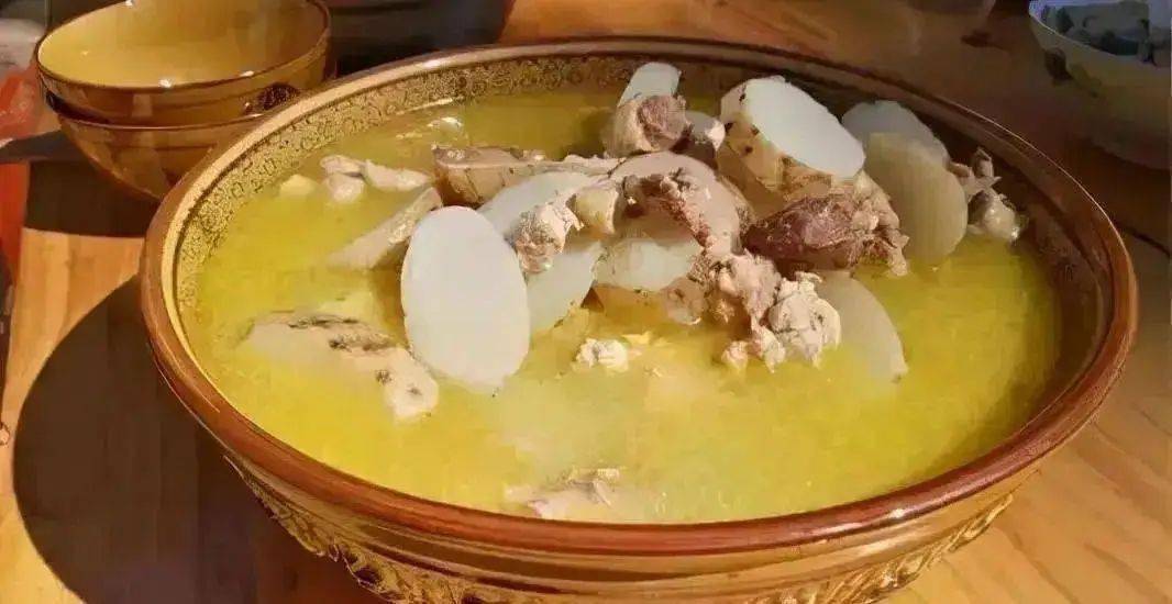 与秋天相遇3,天麻炖鸡昭通凉粉细腻润滑,放上酸汤,葱花,香菜,香油,蒜