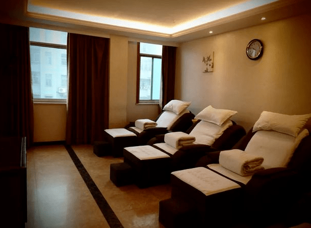 足浴店被查！多名男女被抓