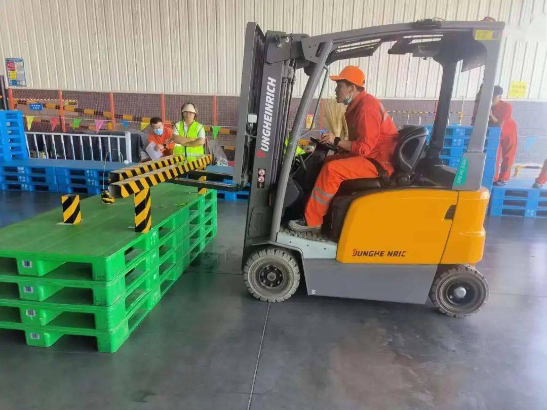 s弯平衡竞速(考核驾驶叉车的运行稳定性以及搬运安全性能力.