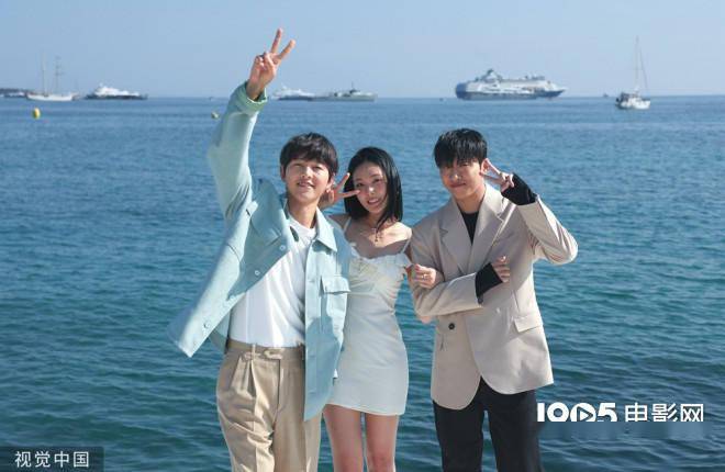 宋仲基携《祸乱》亮相戛纳 海边拍摄写真阳光帅气_电影_延圭_少年