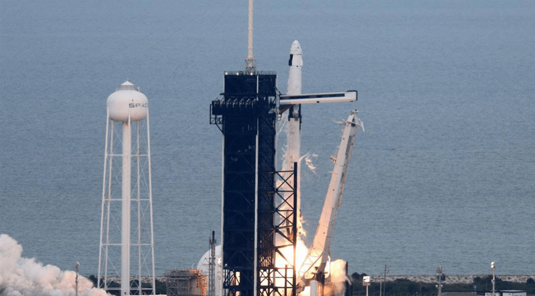 据外媒报道,spacex 的载人龙飞船搭乘 "猎鹰 9 号" 火箭从佛罗里达州