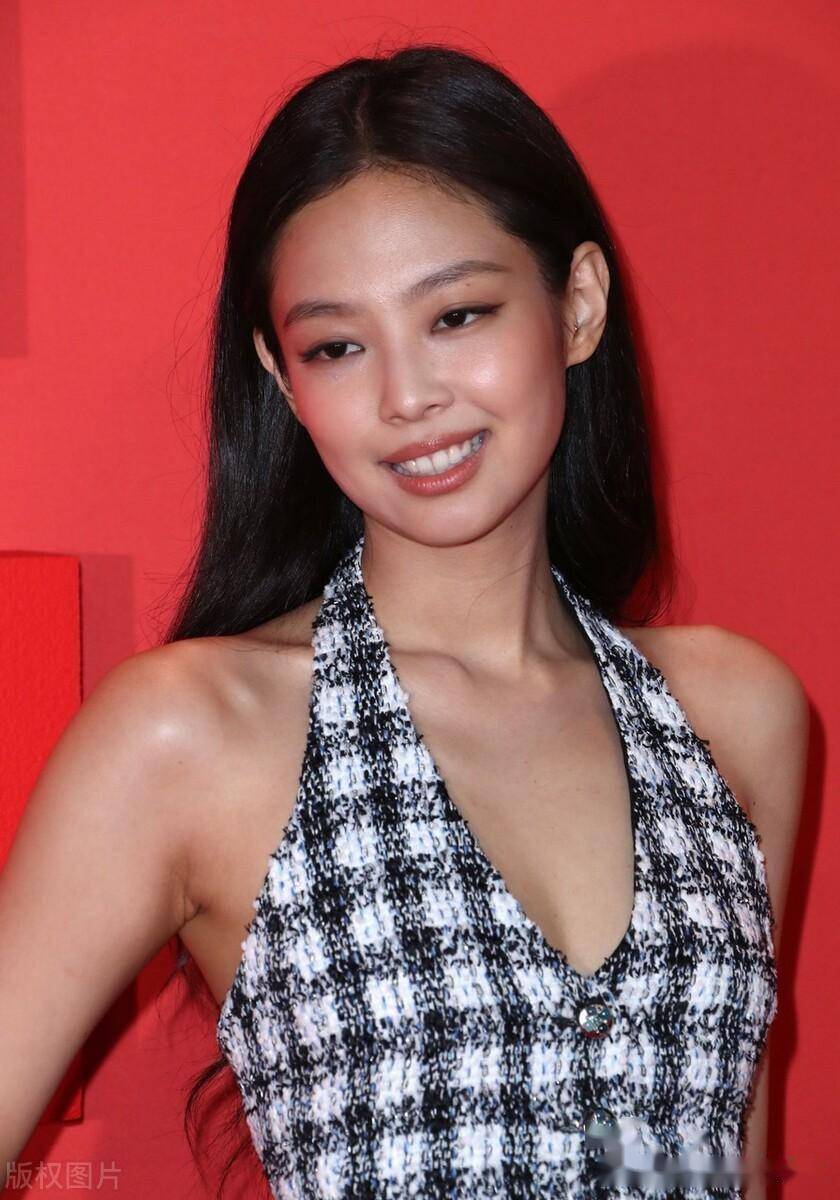 jannie身穿粗呢花挂脖马甲 黑色半身裙优雅时尚