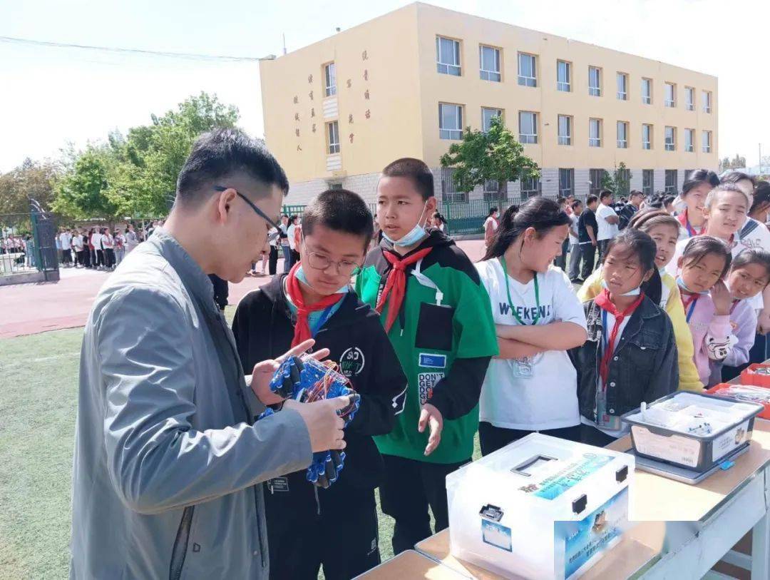 "点亮科技梦想 增进民族团结"—— 沙湾市第一中学第四党支部开展科技