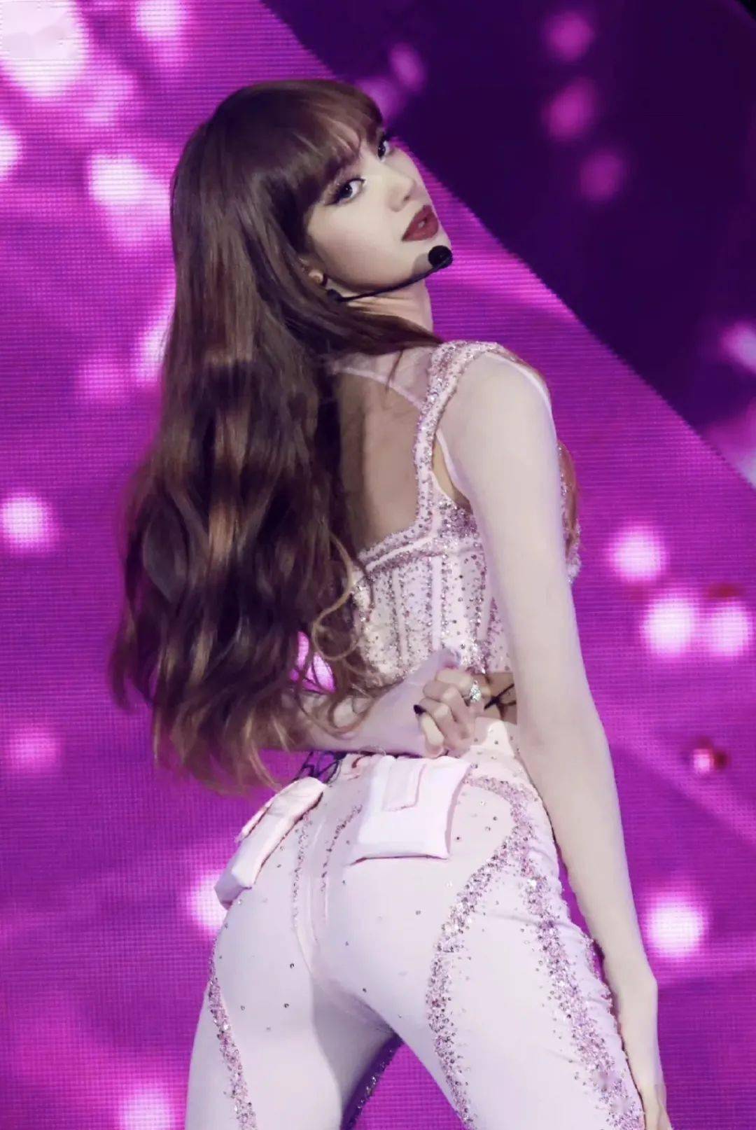 lisa被吐槽"开裆裤",张曼源被喷隐私处纹身,易梦玲纯欲风也有人议论