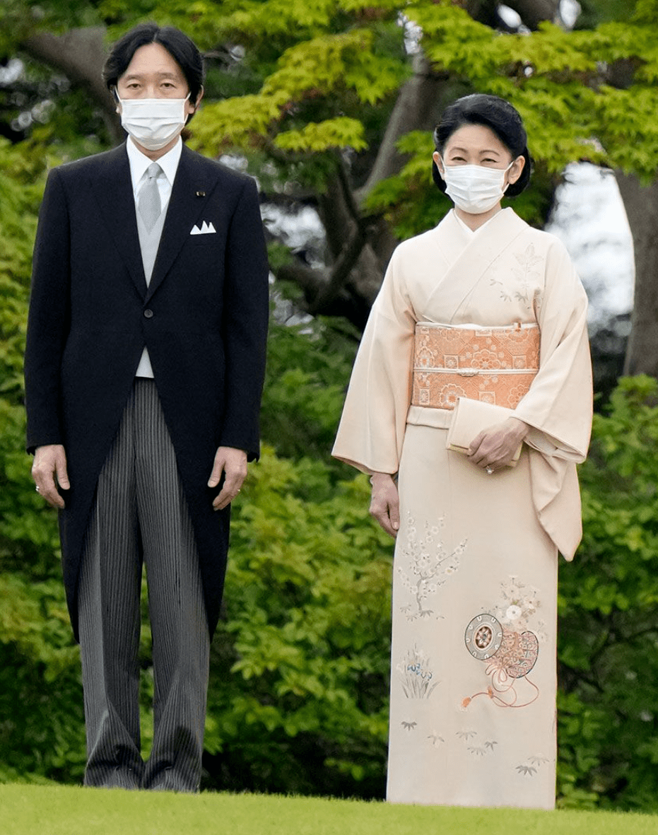 日本皇室齐聚游园会!