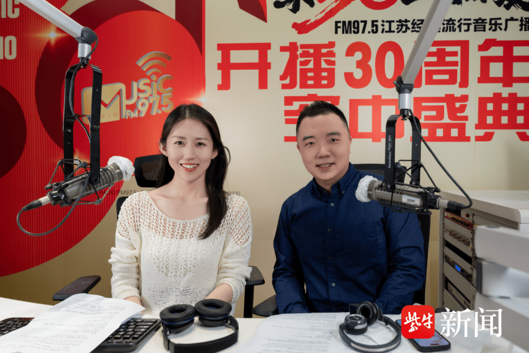dj徐巍,dj吴俊鹏,这对新搭档也坐到一起,分享30岁的感悟.代表着fm97.