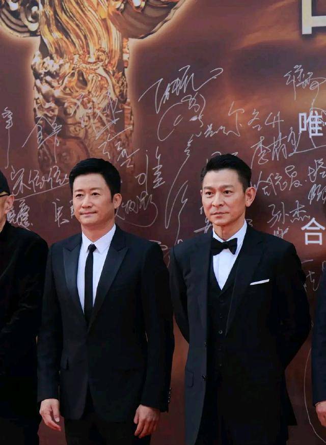 刘德华吴京亮相华表奖红毯,刘德华贴心为李雪健让c位,现场欢呼声_张译