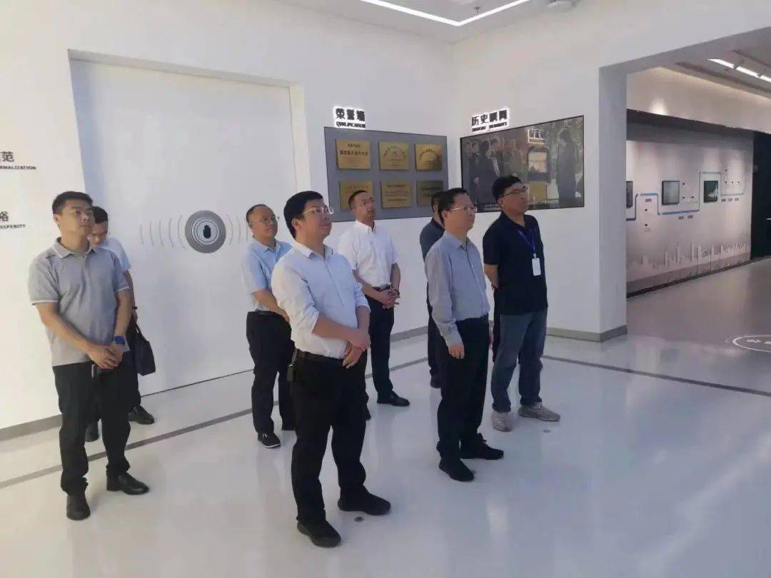 赣州市政府驻上海联络处派员陪同安远县委书记杨有谷一行在南京市