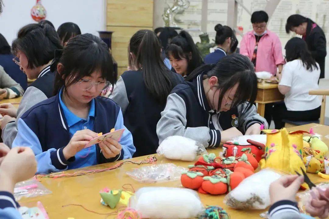 渭滨中学开展非遗项目"西秦刺绣"传承实践活动