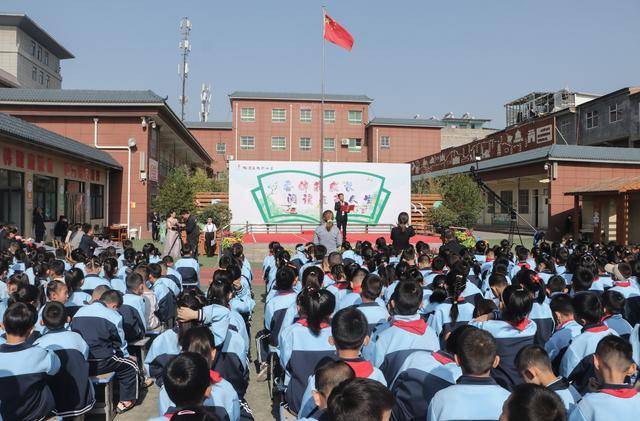 渭南青年网(闵盼龙 摄影报道)5月24日,临渭区胜利小学读书展演活动在