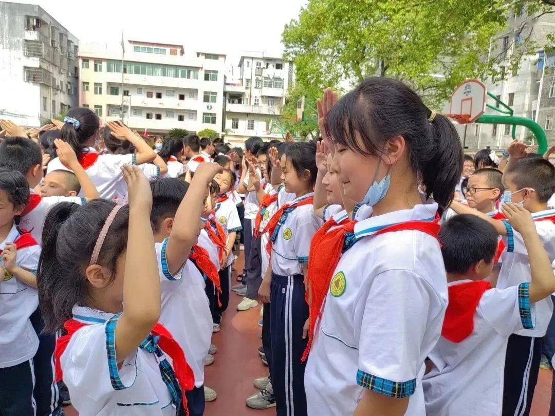 吉水县各小学开展分批入队仪式_少先队员_火炬_星星