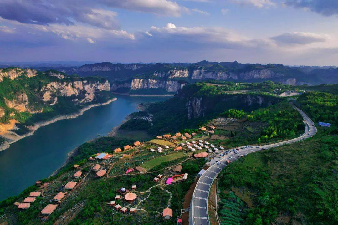 可瞰乌江南源鸭甸河,北源六冲河以及鸭池河汇流形成的山水风光,可看