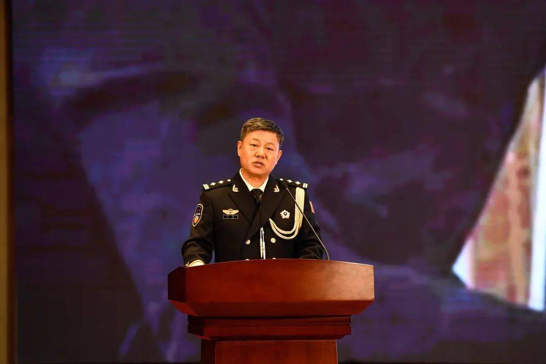 "许喆身上有刑警那股子劲儿,沉稳,干练,机灵.