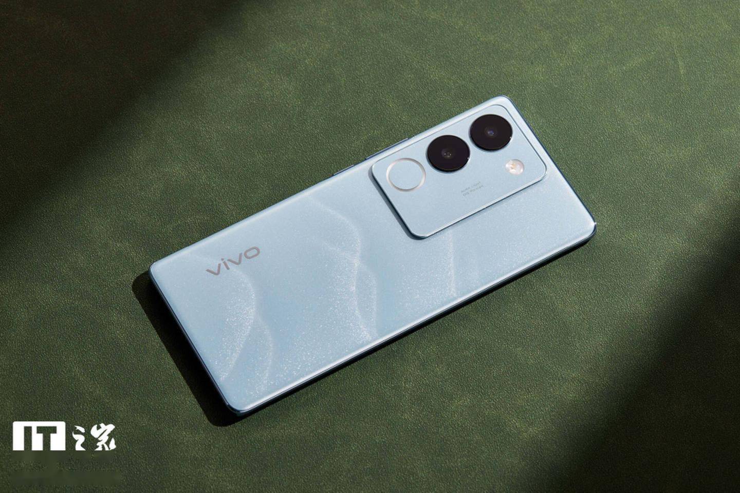 vivo 通过粒子水墨工艺非线性排布 1500 万颗磁粒和天然立场雕琢,让磁