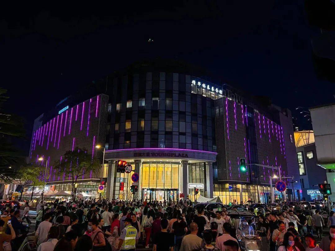 70余个摊位亮相南大街夜市,常州特产小麻糕,虾饼,炸平菇,烤榴莲,龙虾