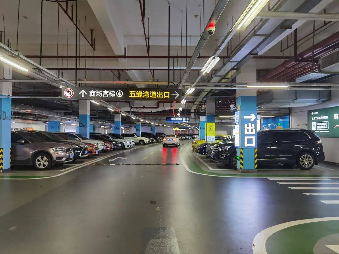 厦门这些商场停车场好像迷宫_地下_标识物_车位