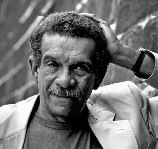 经典 丨 沃尔科特:一只蜡烛被自己的光催眠_阳光里_棋子_月亮