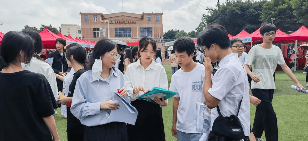 上午,記者來到招聘會現場,看到中國核工業建設公司,中國能源建設集團