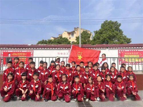 桐木镇湖塘小学举行少先队员入队仪式_价值观_年级_光荣感