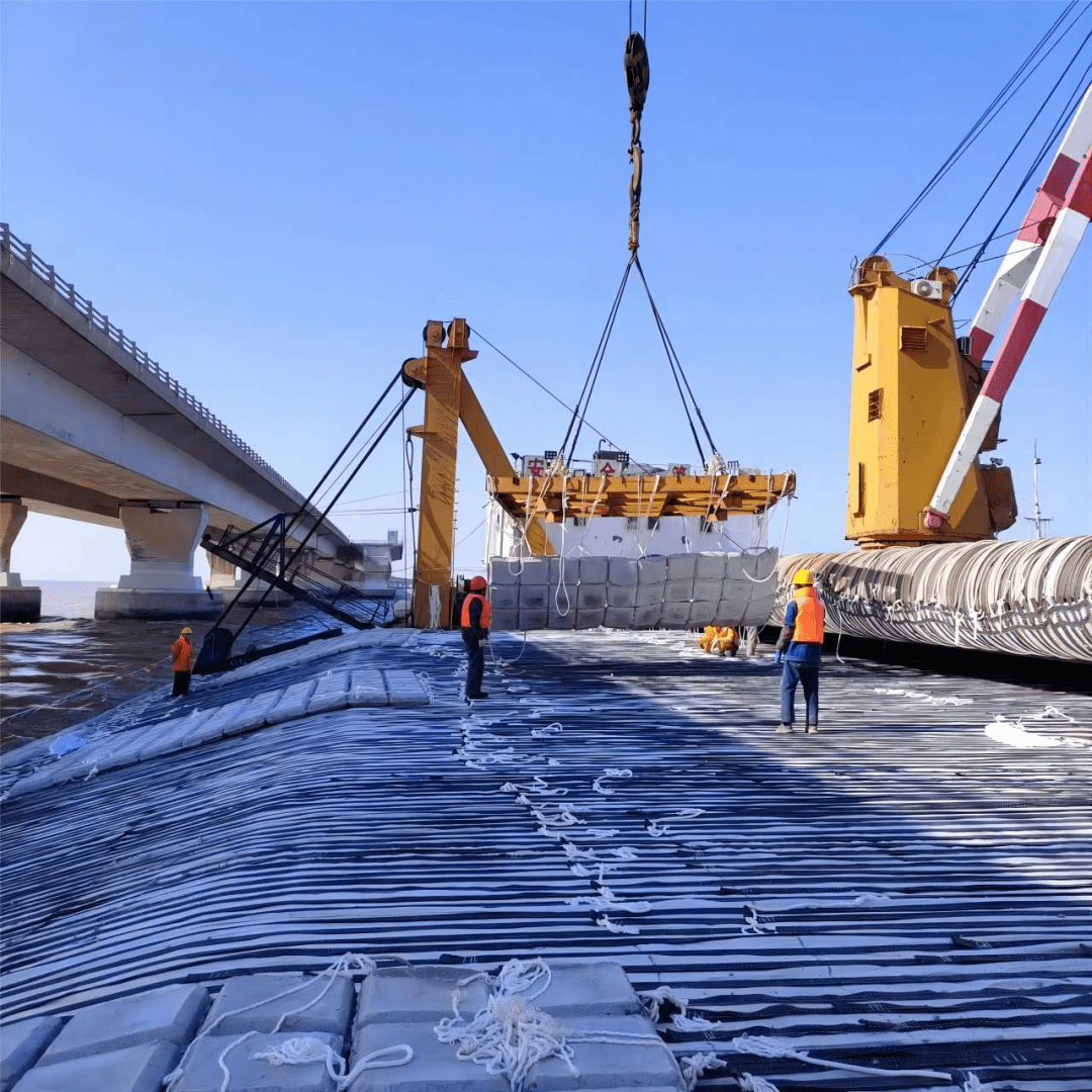 东海大桥防护工程深水区软体排铺设完成施工,工程进入最后冲刺阶段