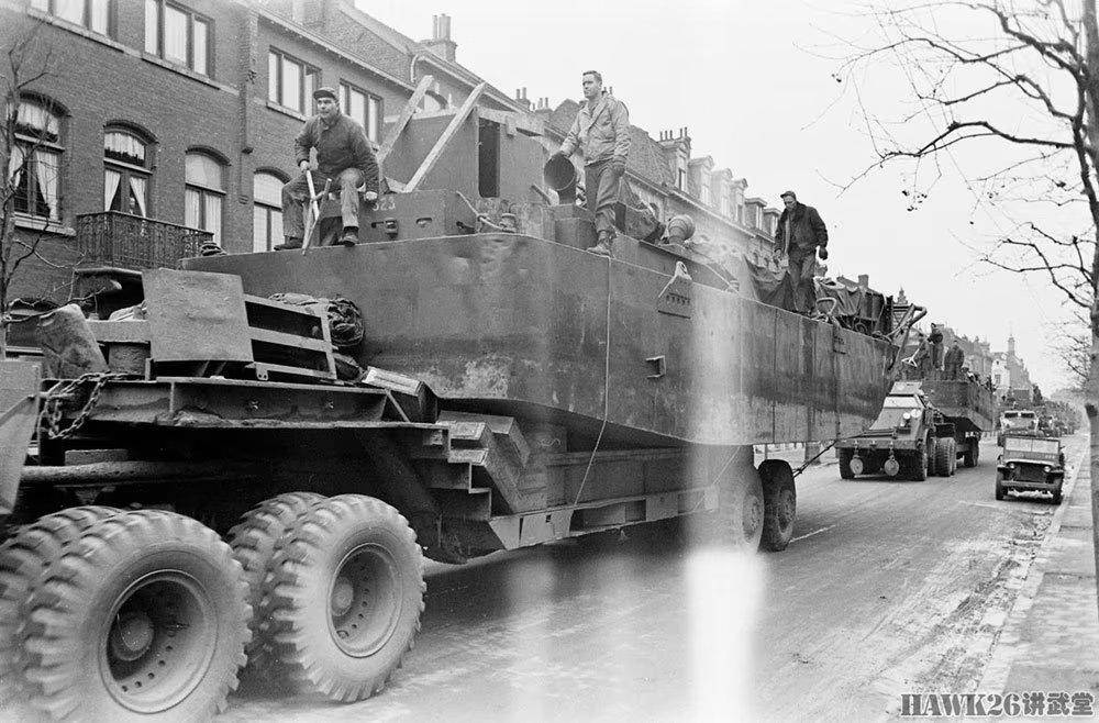 1945年巨型车队横穿德国美军坦克运输车搭载登陆艇强渡莱茵河_手机搜狐网