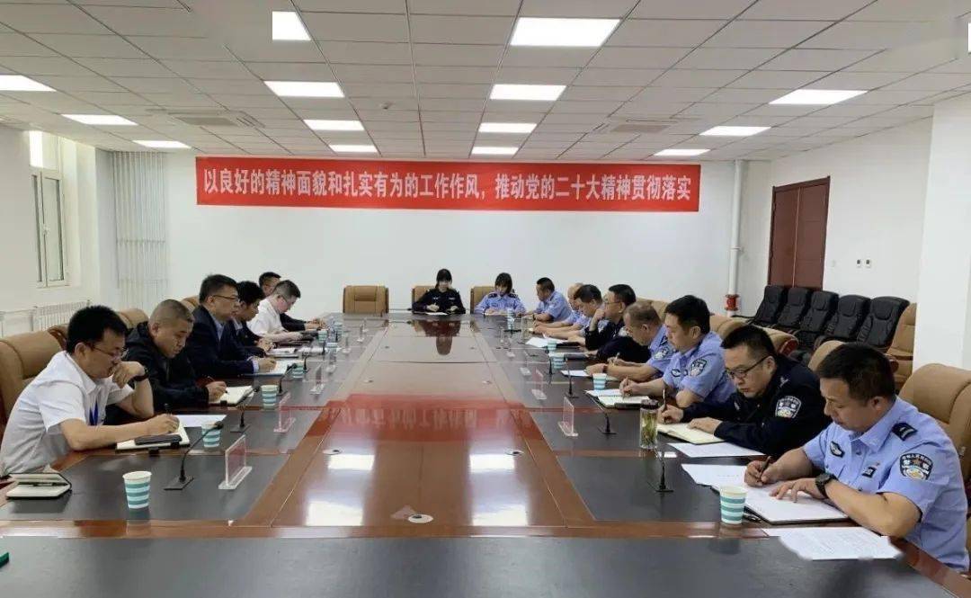 会上,丁利明总结了2023上半年警企合作工作情况,提出了下半年加强警企