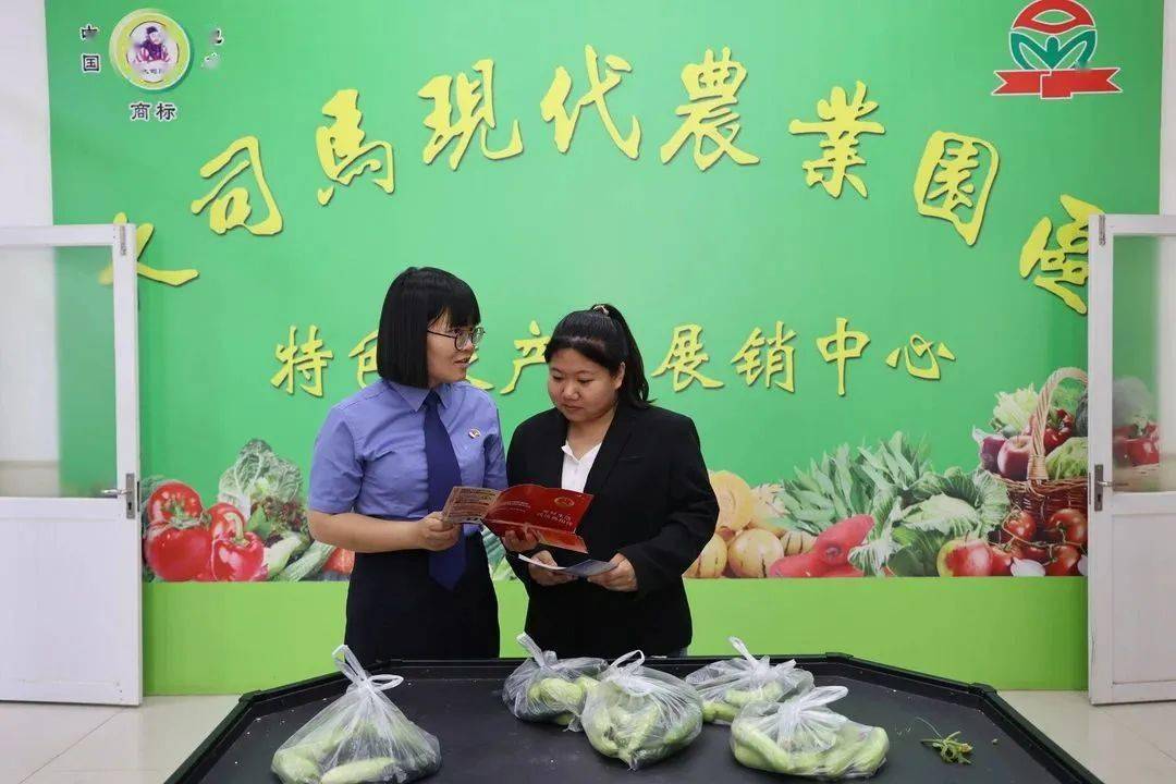 "美好生活·民法典相伴" 青县人民检察院民法典宣传走进乡村大集_群众