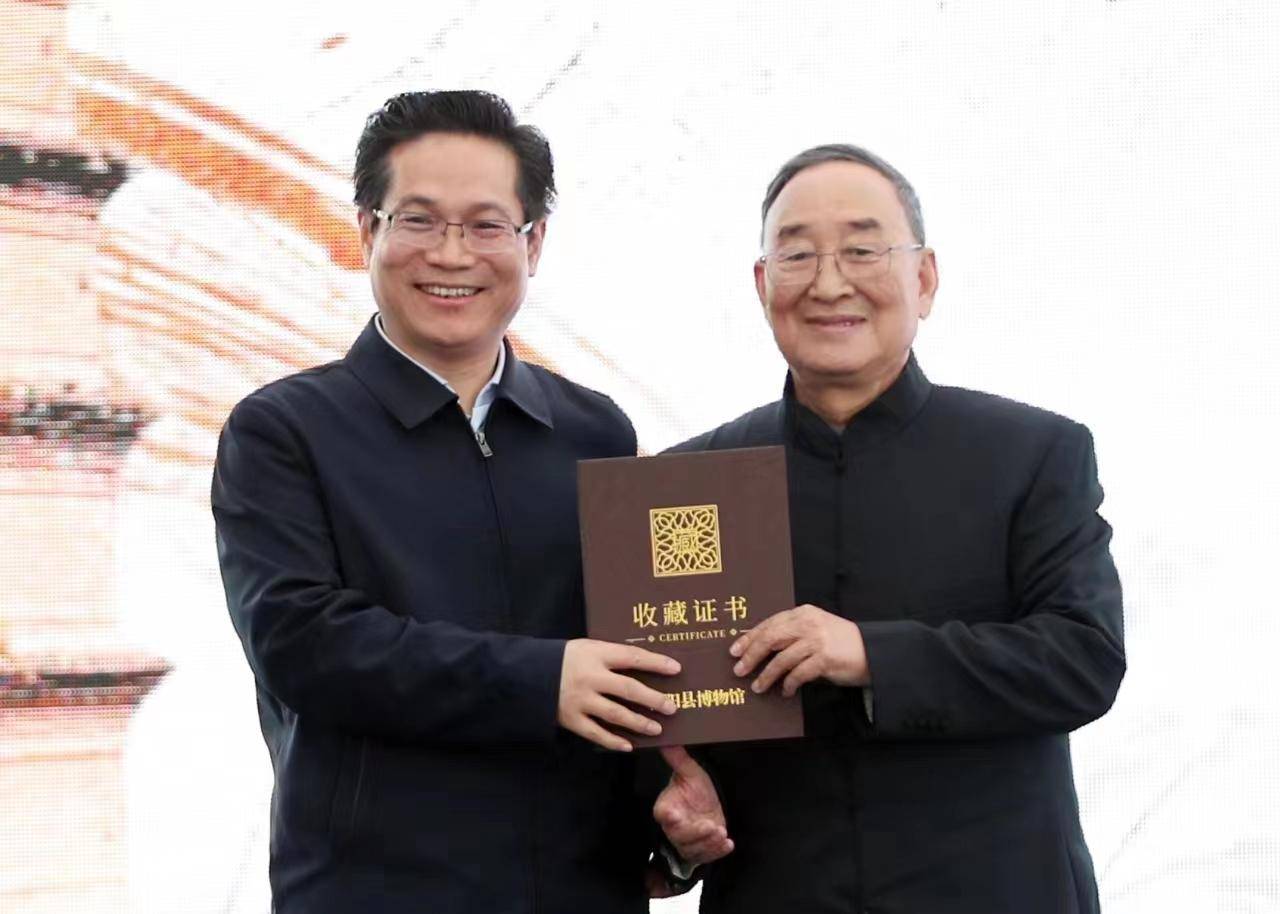合阳县人民政府副县长井赵斌接受捐赠,中共合阳县委书记邓宽社致辞并