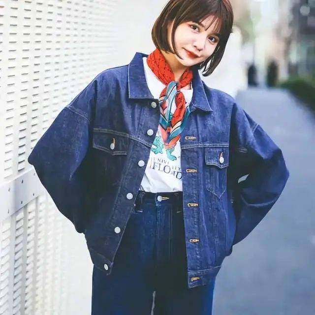 初夏白色t恤穿出"高质量"的诀窍:配一条丝巾,简单却高级_造型_设计