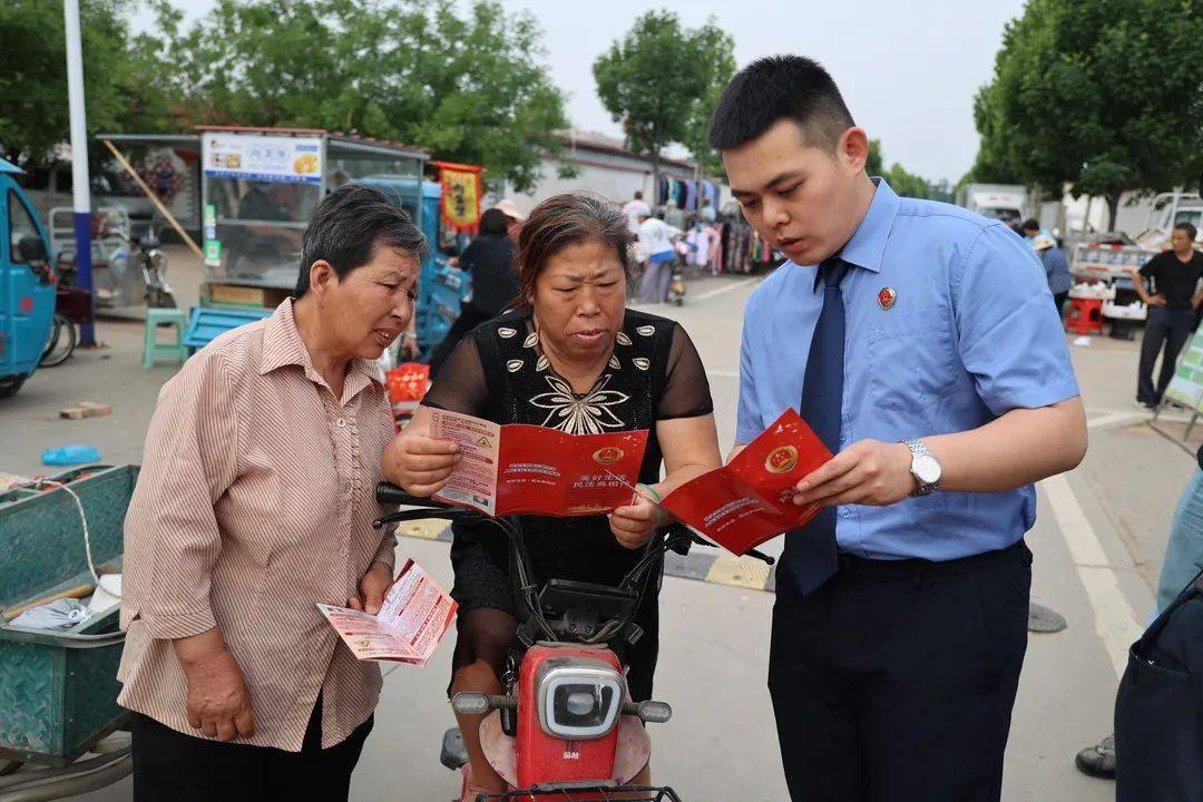 "美好生活·民法典相伴" 青县人民检察院民法典宣传走进乡村大集_群众
