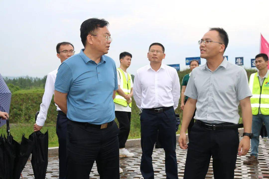 鹰潭市政府副市长李小平一行来我县调研考察土地开发,耕地保护工作