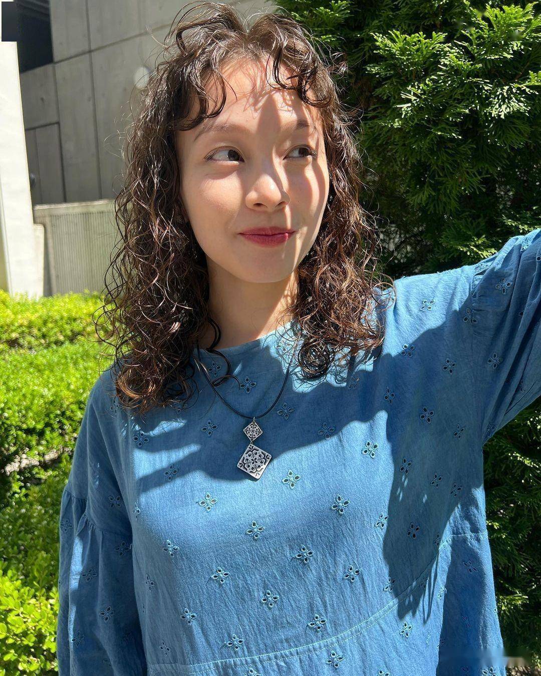 全头烫小卷,真洋气_发型_卷发_自然