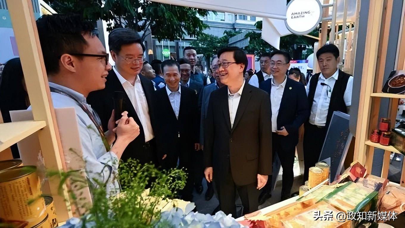 香港特首李家超在深圳"购物"