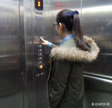 梦见乘电梯急速下降，但成功自救，梦境背后的深层含义