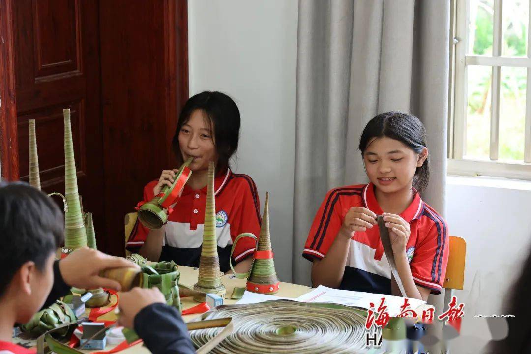 海南省施琼英中学美术卓越教师工作室的其他十几位老师也都在东岭学校