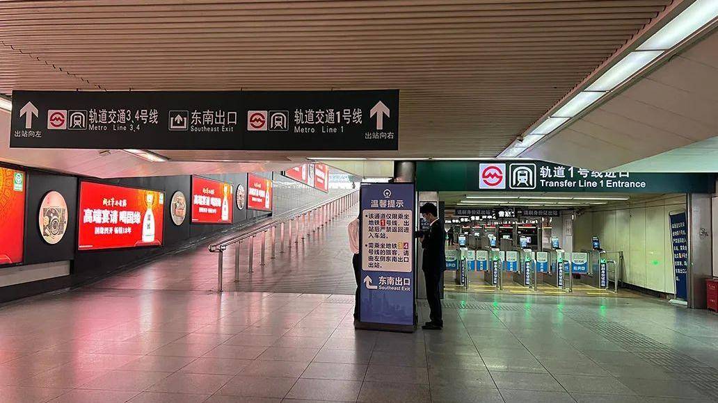 近日,有市民反映,上海火车站南出站口与1号线换乘通道使用时间太短