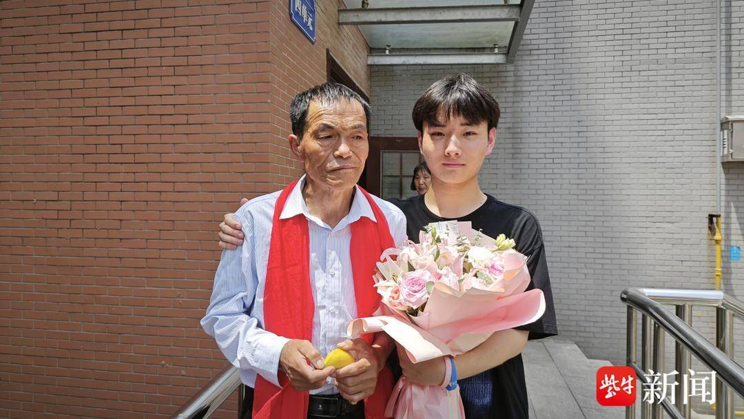 22岁潘宇豪和小爷爷李进德(左)的合影5月28日上午8点30分,扬子晚报/紫