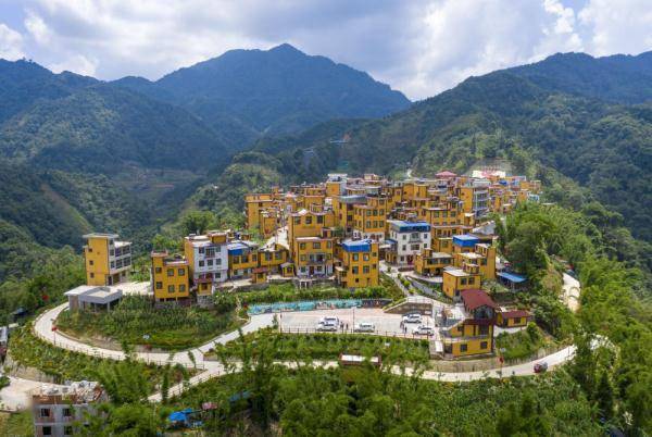 这是5月28日拍摄的绿春县平河镇梅尼新寨民居(无人机照片).