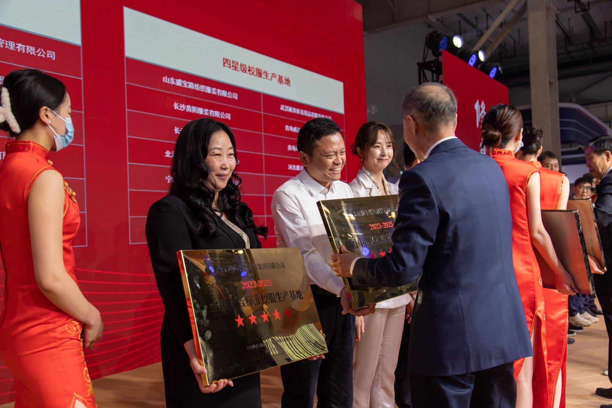 铜牛曙光亮相首届全国校服展_服务体系_校园_集团
