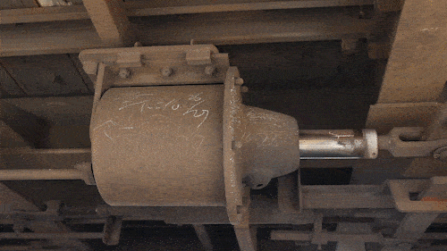 师傅你说的词念鞲鞴(gōubèi),就是我们通常所说的活塞,在机车车辆上