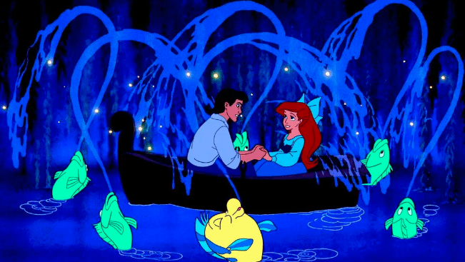 小美人鱼》开场的第一个画面题献给原著作者安徒生,画面字幕是对原文