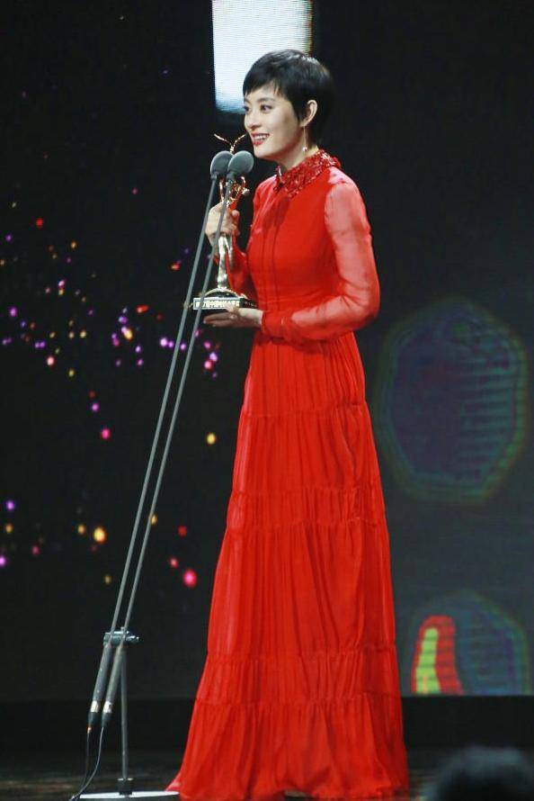 孙俪的颜值无死角,穿红色旗袍尽显传统知性美,透视纱浪漫又柔美_身材