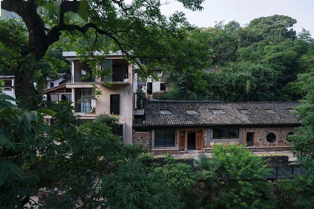相传点石成金"的黄大仙(号赤松子),便是在这里得道升仙.
