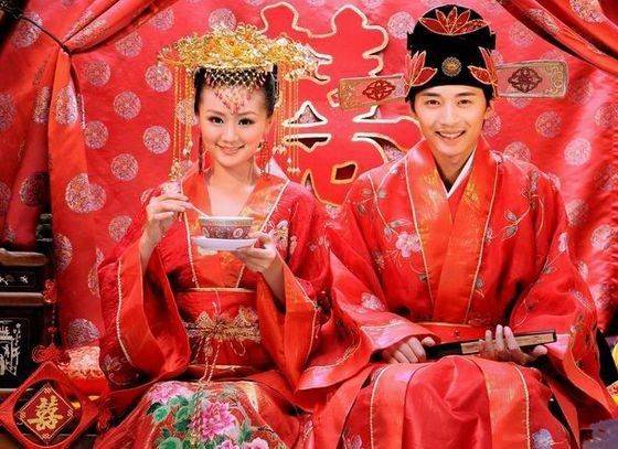 中国式の新郎の結婚式の礼服の赤と黒の唐の服の親戚を迎えます