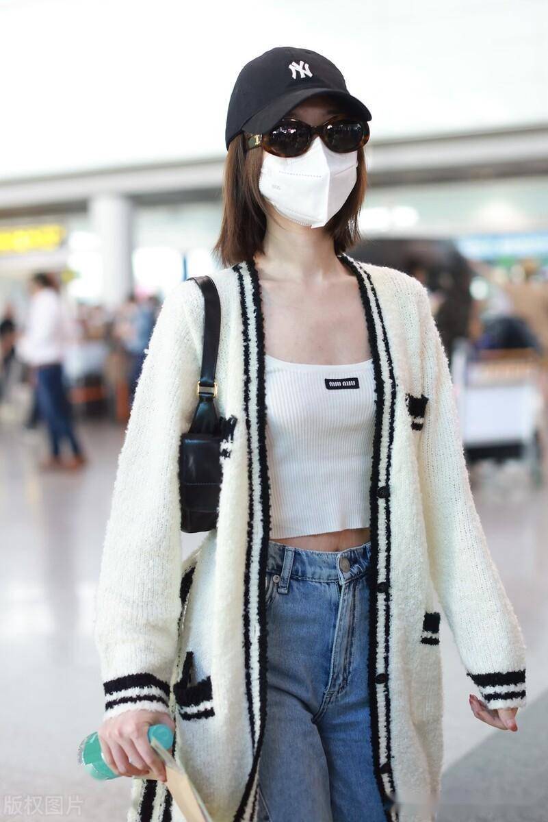 毛晓彤齐肩短发更显小巧玲珑,粉丝围观拍摄她毫不在意_北京_机场