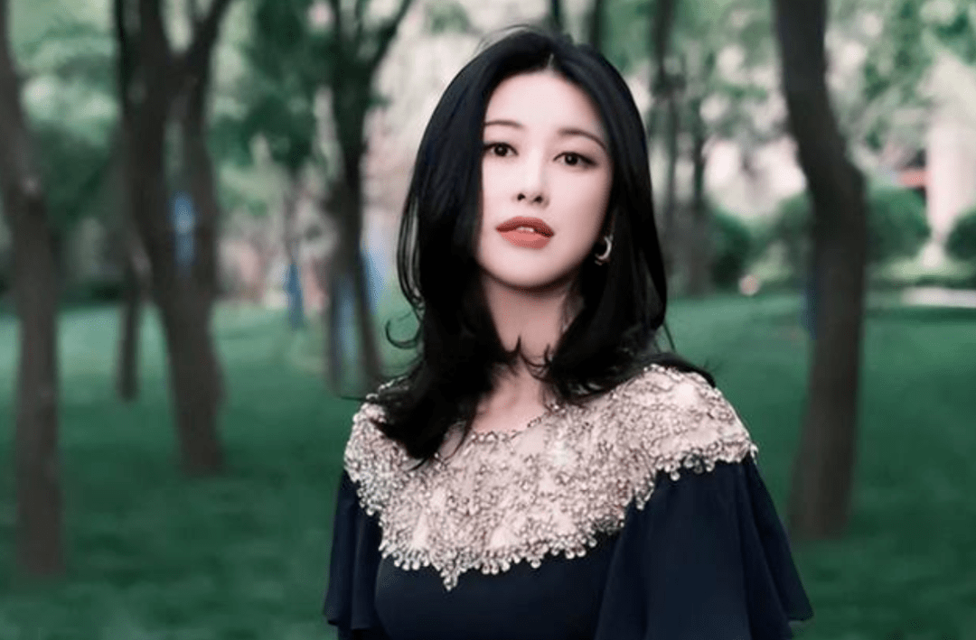 出身名门,甩法拉利总裁,转身嫁平庸男,她才是真正的顶级名媛_朱珠