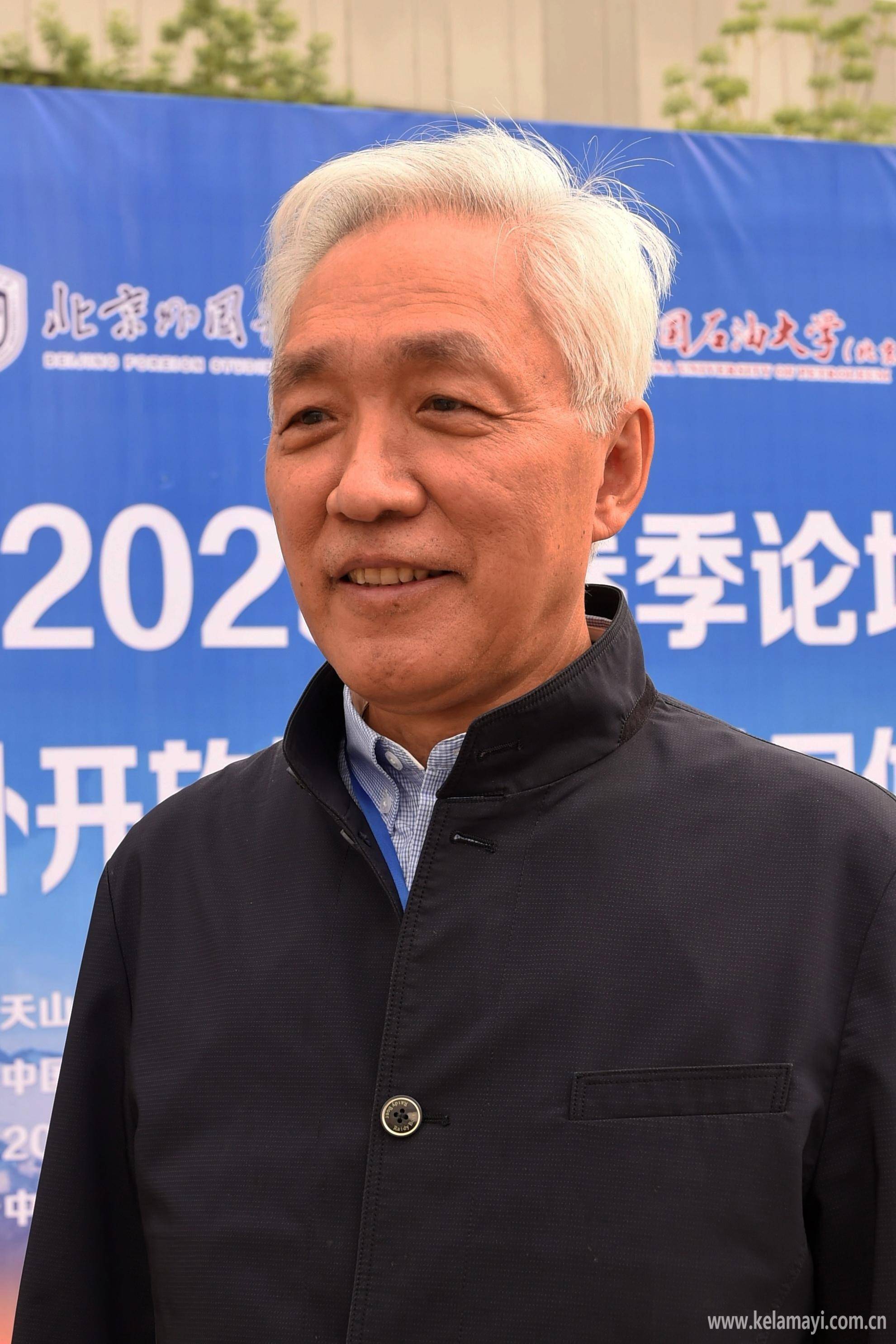 牛汝极第十三届全国政协常委,新疆师范大学原副校长,教授克拉玛依日报