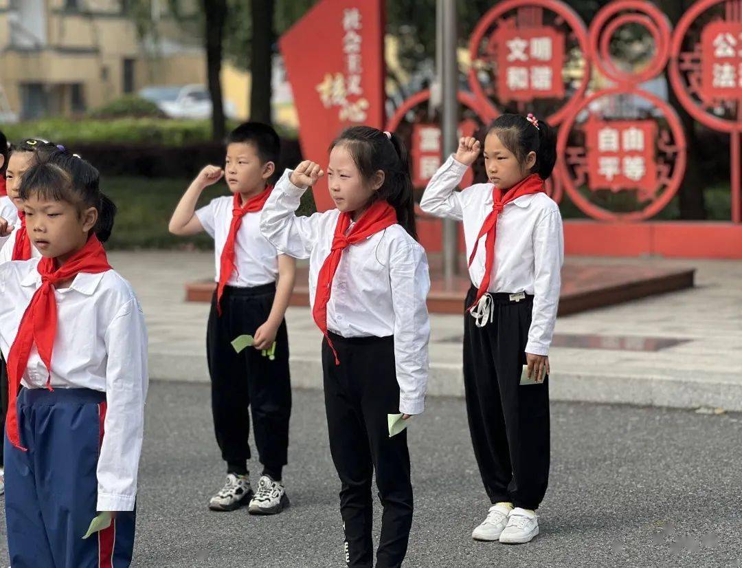 一(2)班刘诗蕾同学作为新队员代表发言,铿锵有力的