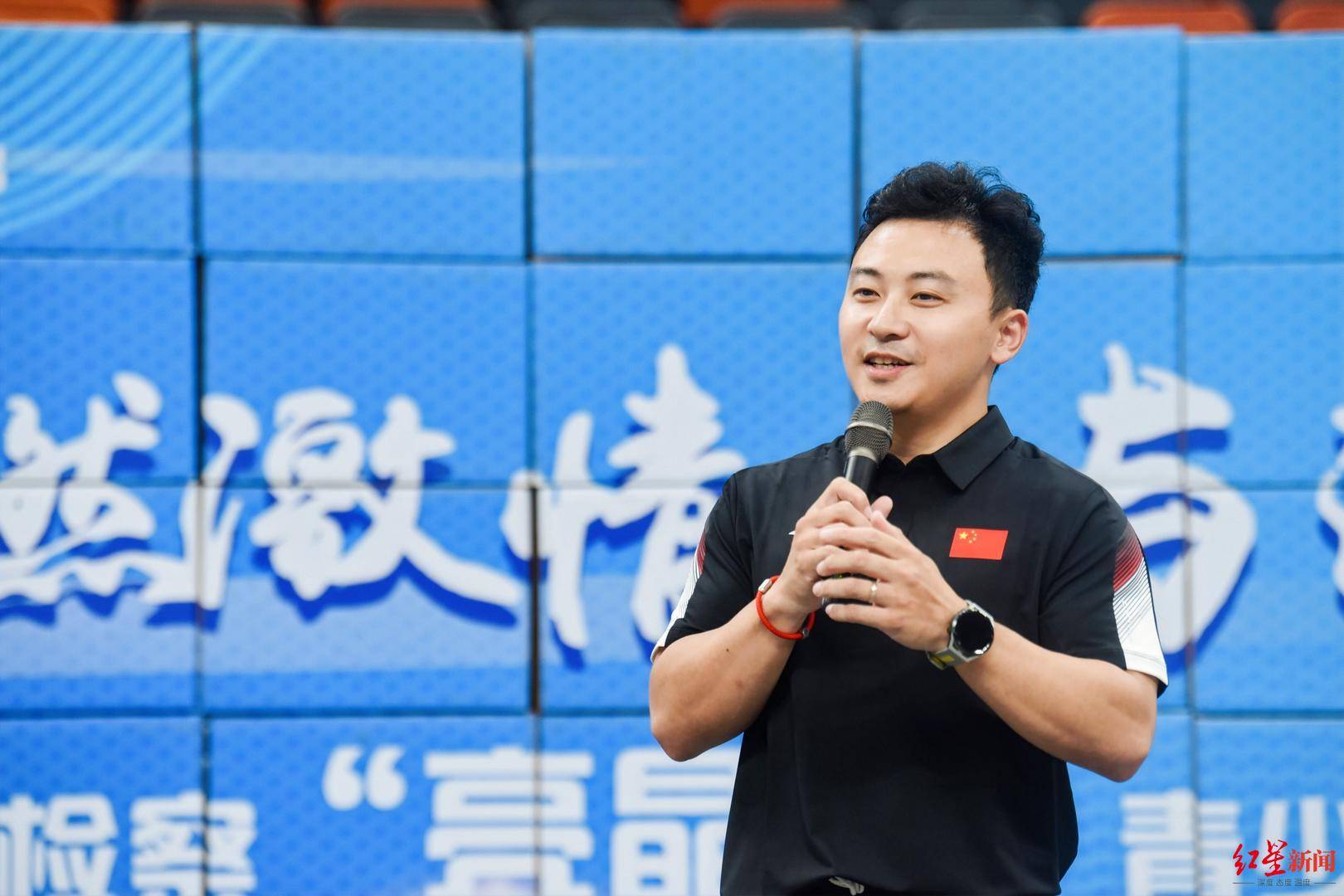 随后,奥运冠军冯喆走入赛场,与同学们分享体育精神和奥运精神.